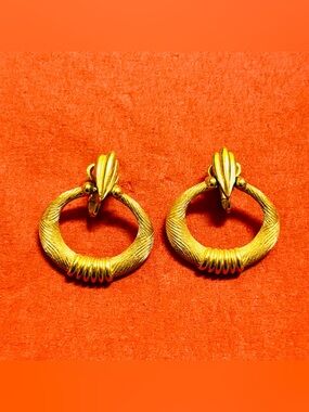 Crown Trifari Gold Tone Vintage Cutout Dangle Clip On Earrings